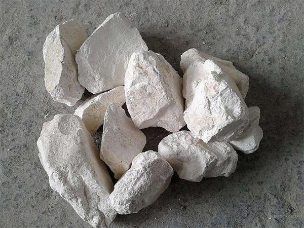 為什么要在魚塘里撒生石灰？
